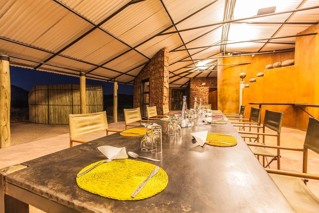 Etendeka Mountain Camp ดามาราลันด์ ภายนอก รูปภาพ