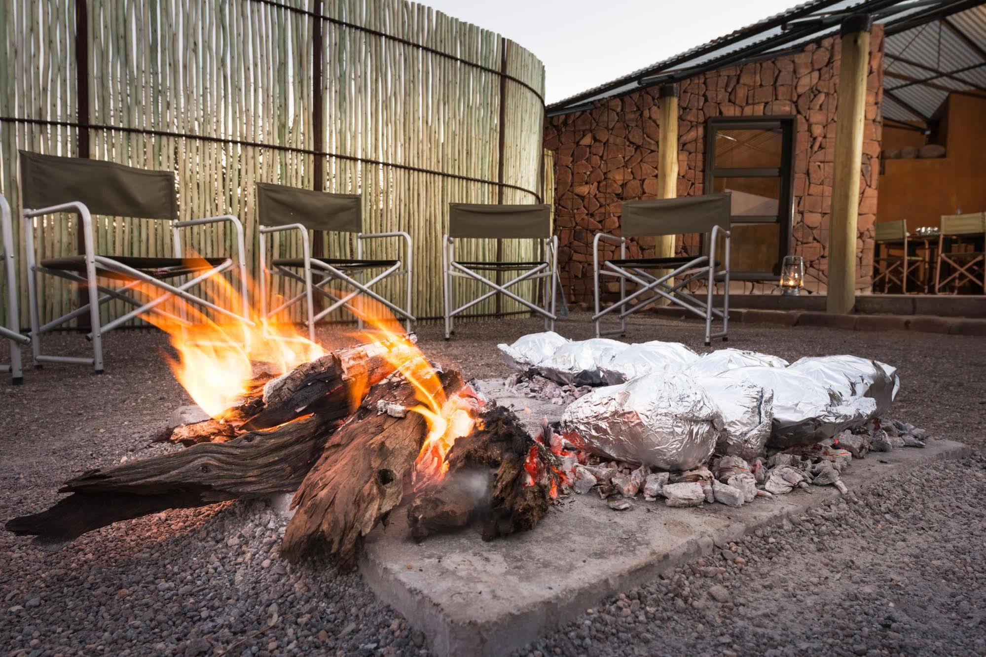 Etendeka Mountain Camp ดามาราลันด์ ภายนอก รูปภาพ